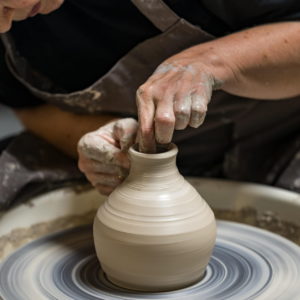 potter 4682257 1920 (1)
